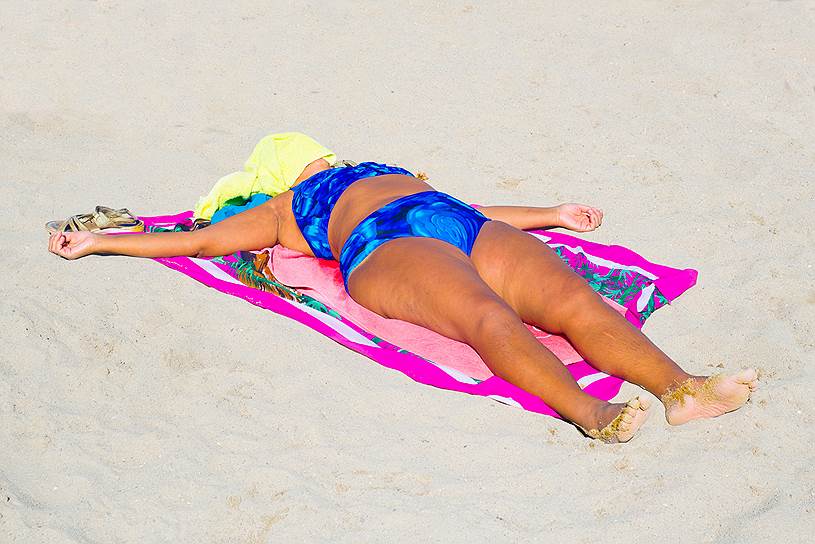 Фото: Alejandro Beltran, Испания. Женщина, отдыхающая на пляже