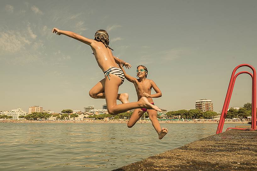 Фото: Andrea Rossato, Италия. Автор фото, на котором изображены прыгающие в воду дети, вспоминает, что летние каникулы на море возвращают всех в детство, ломая различные социальные преграды, помогая заводить новые знакомства
