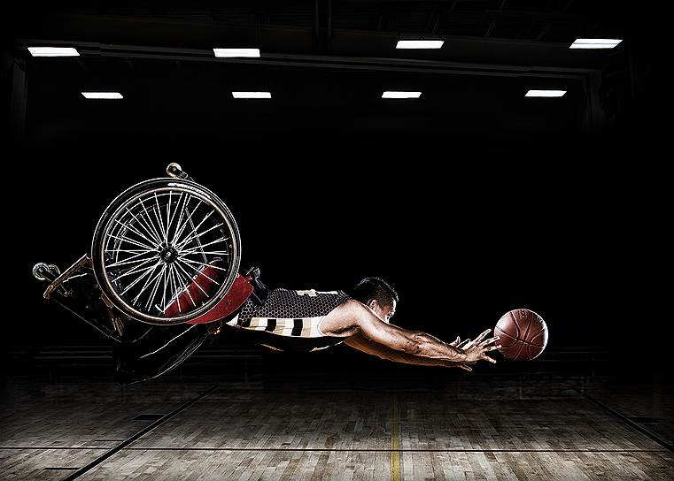 Фото: Rob Gregory, США. На фото изображен баскетболист с ограниченными возможностями, тренирующийся в инвалидной коляске