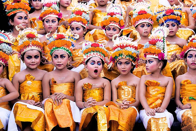 Фото: Khairel Anuar Che Ani, Малайзия. Фото было сделано на Бали на фестивале Мелатси, на котором юные девушки впервые выходят в свет