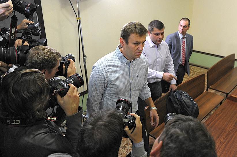 Политик, оппозиционер Алексей Навальный (в центре)