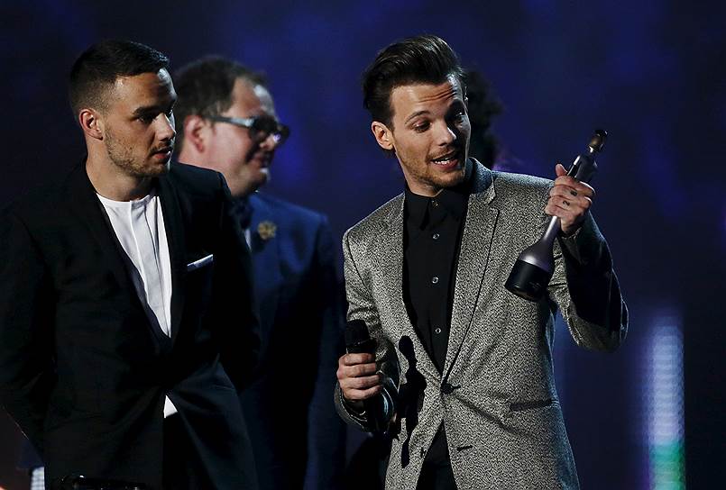 Луи Томлинсон (справа) и Лиам Пейн из группы One Direction получают награду в категории «Лучший клип»