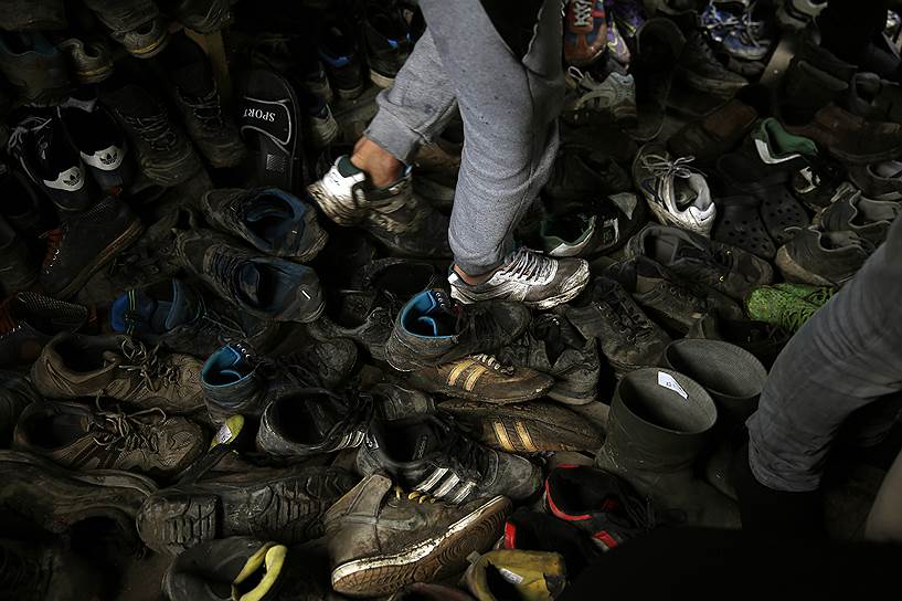 Кале, Франция. Оставленная мигрантами обувь у входа в мечеть во время пятничной молитвы в импровизированном лагере мигрантов
