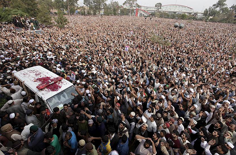 Равалпинди, Пакистан. Похороны спецназовца Мумтаза Кадри, казненного по обвинению в убийстве губернатора провинции Пенджаб Салмана Тасира, который выступал за либерализацию так называемого Закона о богохульстве