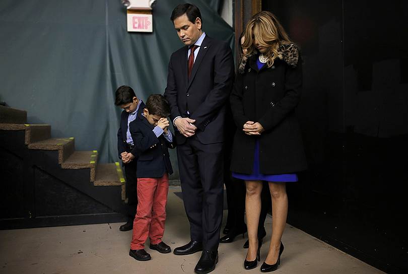 Кандидат от Республиканской партии Марко Рубио молится вместе со своей семьей во время кокусов (предварительного голосования делегатов партии) в штате Айова