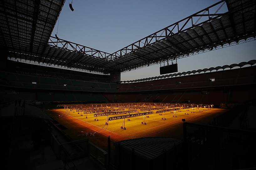 Милан, Италия. Шесть сотен 1000-ваттных ламп над полем футбольного стадиона «Джузеппе Меацца», позволяющие натуральному травяному покрытию расти в зимних условиях