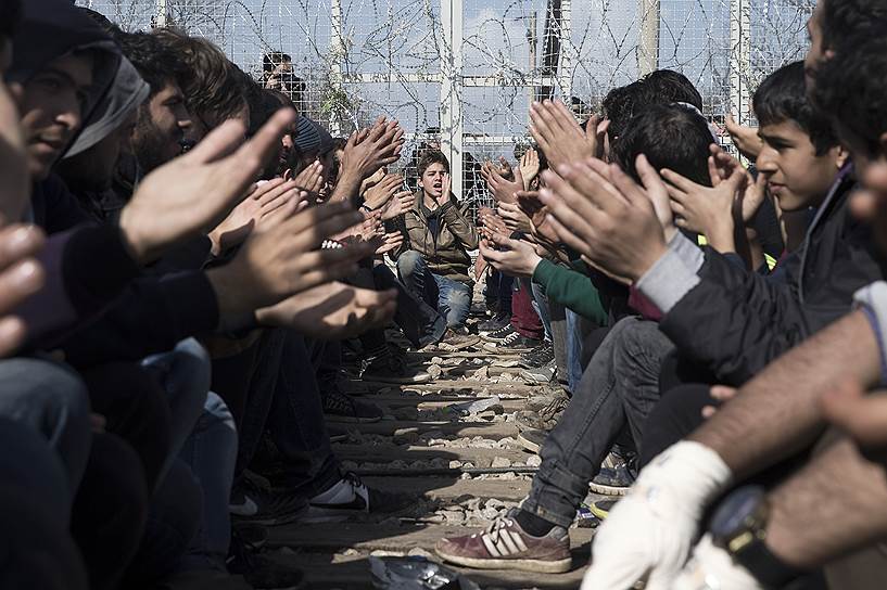 Идомени, Греция. Мигранты, блокирующие железную дорогу на границе с Македонией в знак протеста против решения македонских властей не пускать их в страну