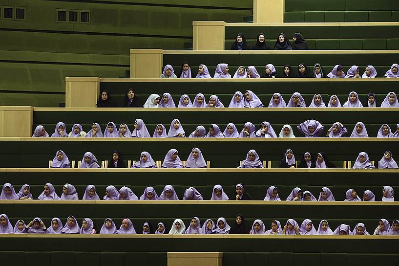 Тегеран, Иран. Школьницы на открытом заседании парламента