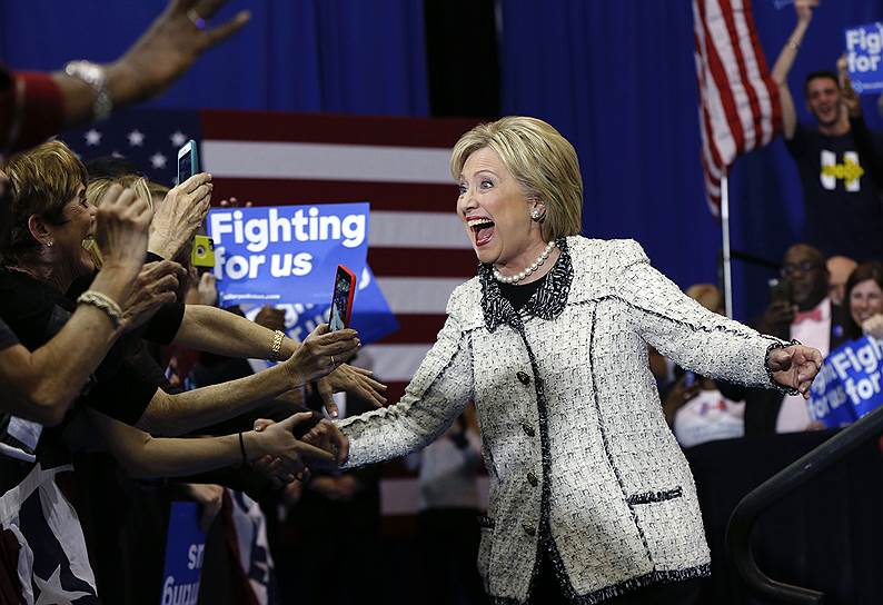 Бывший госсекретарь США Хиллари Клинтон приветствует сторонников на праймериз Демократической партии в Южной Каролине