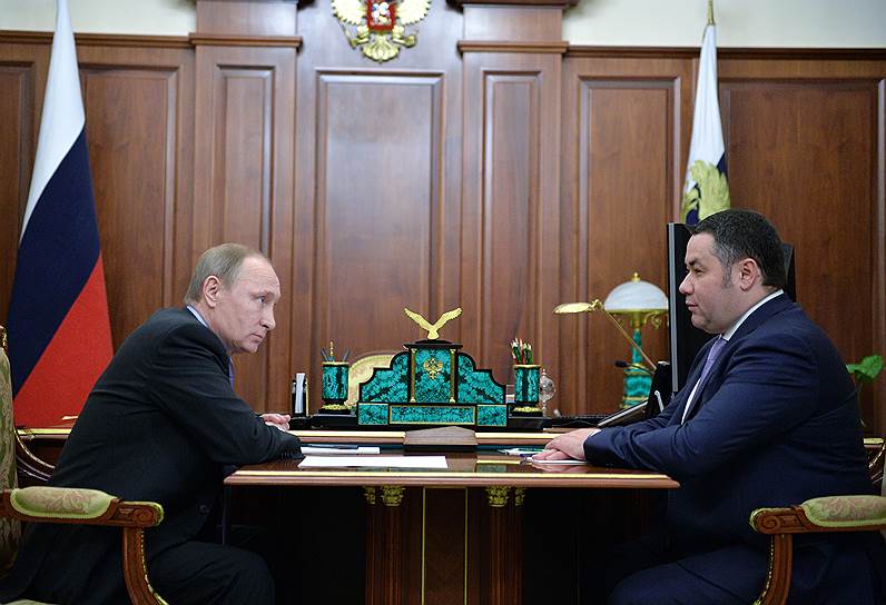 Президент России Владимир Путин (слева) и исполняющий обязанности губернатора Тверской области Игорь Руденя