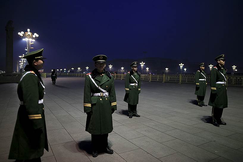 Пекин, Китай. Сотрудники охраны у Дома народных собраний на площади Тяньаньмэнь