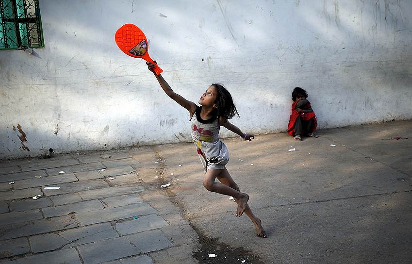 Дели, Индия. Дети, играющие на улице старого города