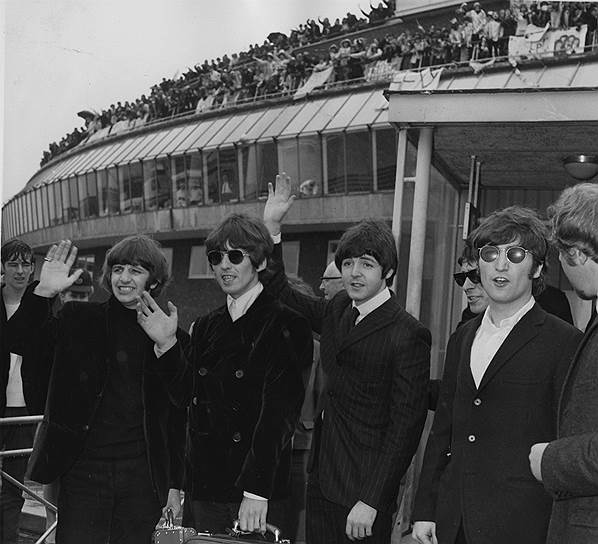 К середине 60-х The Beatles были на вершине популярности во всем мире. Постоянные гастрольные турне, выступления по радио, интервью и статьи в газетах следовали одни за другими. В 1964 году ливерпульская четверка выступила в США на телешоу Эда Салливана, которое посмотрели, по оценкам экспертов, свыше 73 млн зрителей 