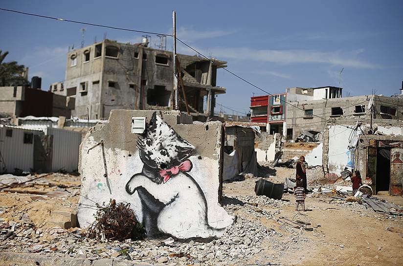 Работа Бэнкси на развалинах дома, пострадавшего при обстреле Израилем города Бейт-Ханун в северной части сектора Газа
