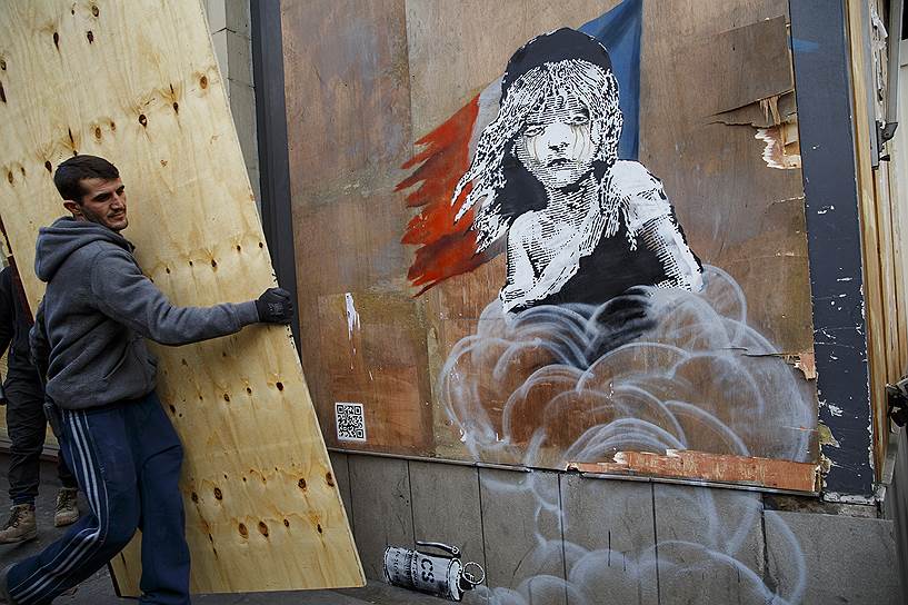 Работа Бэнкси, осуждающая европейскую политику в отношении мигрантов, напротив посольства Франции. Лондон, Англия