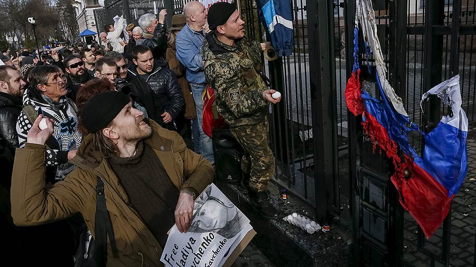 Как неизвестные напали на посольство России в Киеве