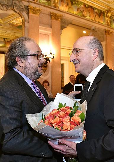 Основатель O1 Group Борис Минц поздравляет вице-президента РСПП Давида Якобашвили (справа) с вручением ему ордена «За заслуги перед Итальянской республикой»