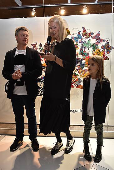 Кристина и Егор Альтман с дочерью на открытии выставки эстампов Марка Шагала «Моя жизнь» в The Altmans Gallery
