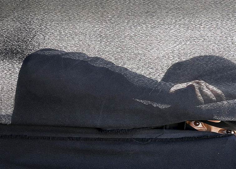 Сана, Йемен. Женщина выглядывает из-под тента