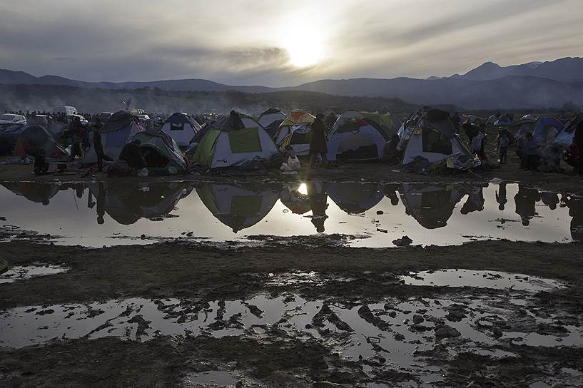 Идомени, Греция. Палаточный лагерь беженцев на затопленном водой поле