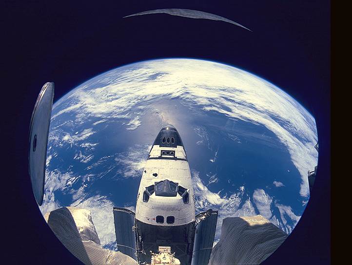Многоразовый транспортный космический корабль NASA  Atlantis стал четвертым спейс шаттлом. Он был назван в честь американского океанографического исследовательского парусного судна, которое эксплуатировалось в 1930-1966 годы