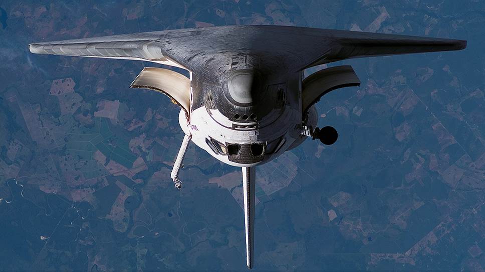 Atlantis, который был легче Columbia в 2,5 раза, совершил свой первый  полет в октябре 1985 года. В общей сложности он провел на земной орбите 292 дня и преодолел 192 млн км в космическом пространстве