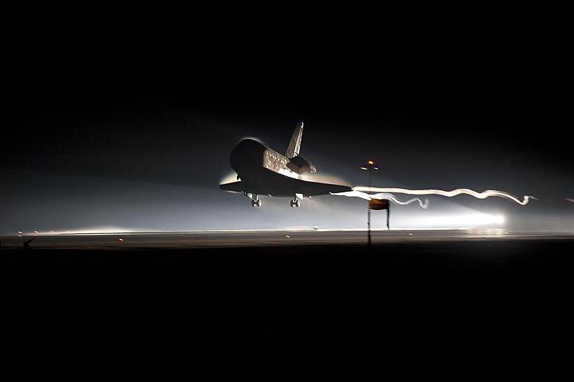 Именно шаттл Atlantis выполнил последний — 135-й — полет по программе Space Shuttle 28 июня 2011 года. При этом изначально программа предусматривала более 300 запусков. Причиной прекращения полетов шаттлов стала выработка ресурса кораблей и огромные финансовые затраты на подготовку и обслуживание космических челноков
