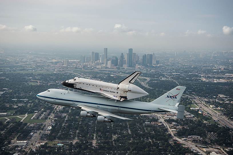 После завершения эксплуатации Endeavour (на фото), как и другие шаттлы, был отправлен в музей. Никогда не летавший Enterprise в настоящее время располагается в музее авиации в Нью-Йорке, Discovery — в Смитсоновском институте, Atlantis — в Космическом центре имени Кеннеди во Флориде
