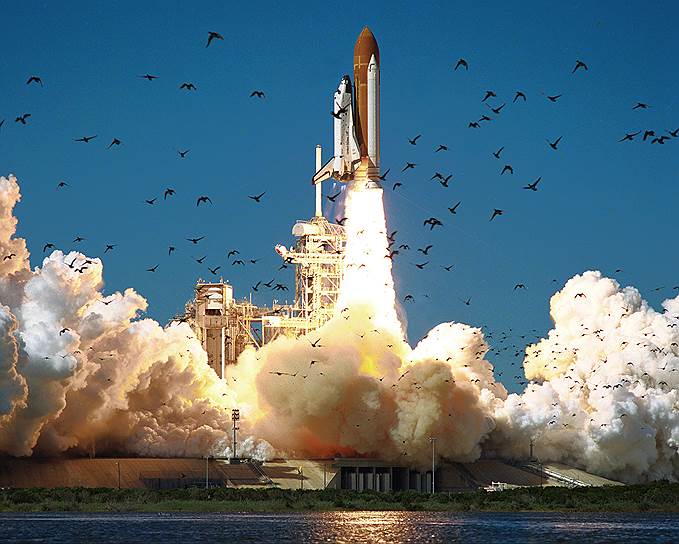 28 января 1986 года десятый запуск корабля Challenger (25-й по программе Space Shuttle) закончился катастрофой. На 73-й секунде после старта струя раскаленных газов из зазора между секциями ускорителя проникла в топливный бак, что привело к взрыву прямо на глазах изумленных зрителей, пришедших посмотреть на запуск