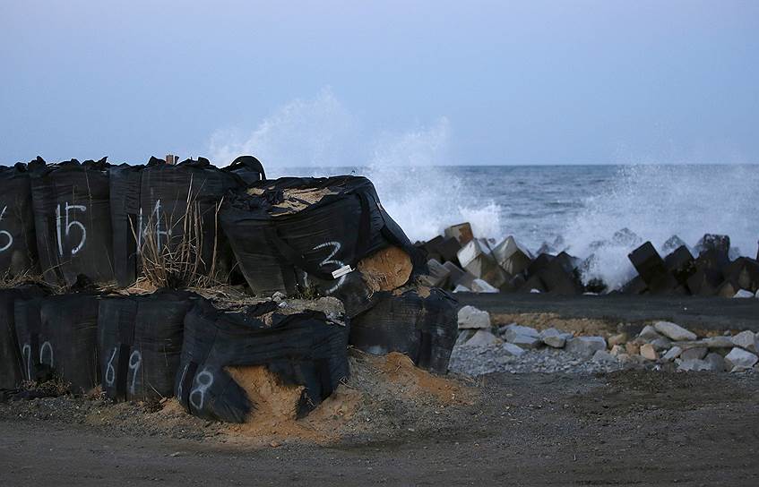 Пляжи возле «Фукусимы» были завалены радиоактивным мусором, вокруг АЭС были построены несколько хранилищ радиоактивных отходов