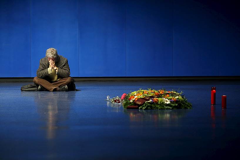 Мадрид, Испания. Мужчина у мемориала погибшим при террористической атаке 2011 года на вокзале Аточа