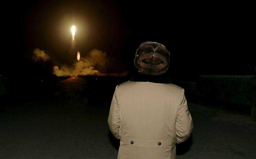 Северная Корея. Руководитель КНДР Ким Чон Ын наблюдает за пуском баллистической ракеты во время учений Стратегических ракетных войск