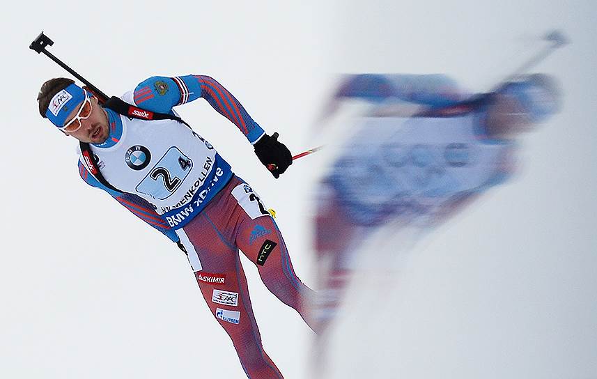 Антон Шипулин на дистанции эстафеты среди мужчин на чемпионате мира по биатлону в норвежском Холменколлене