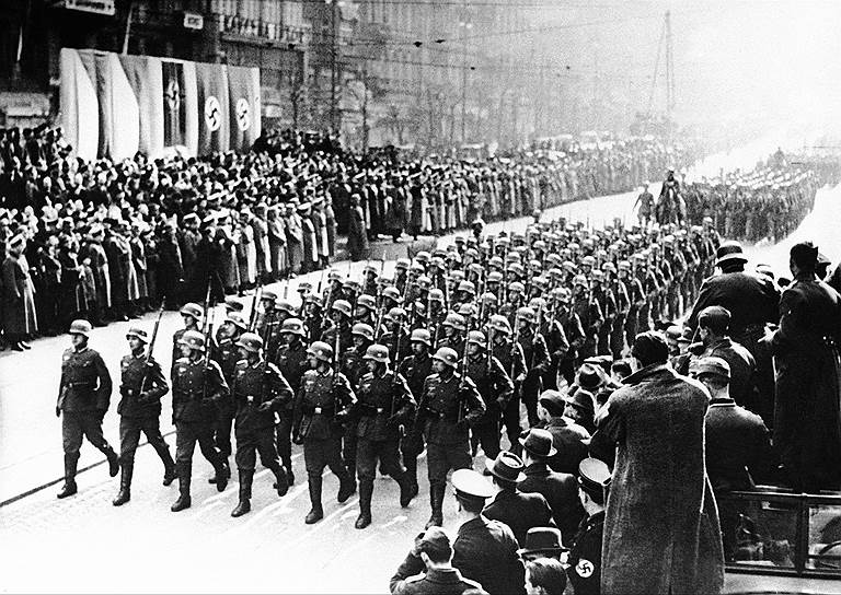 15 марта 1939 года немецкие войска вошли в Прагу, однако оккупация Чехословакии не прошла абсолютно бескровно. Единственным случаем сопротивления немецкому вторжению принято считать бой за Чаянковы казармы в городе Мистек в Моравии. В тот же день Чехия и Моравия были объявлены протекторатом Германии под руководством рейхспротектора, который был назначен фюрером 
