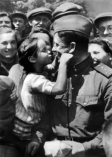 Советских солдат в Чехословакии встречали как долгожданных освободителей, в стране большой популярностью пользовались социалистические идеи, значительно усилились позиции компартии. Не без ее участия многие белоэмигранты были возвращены в СССР, где на долгие годы оказались в лагерях ГУЛАГа 