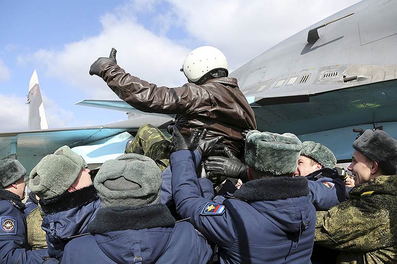 Встреча первой группы вернувшихся из Сирии истребителей-бомбардировщиков Су-34 на военном аэродроме в Бутурлиновке