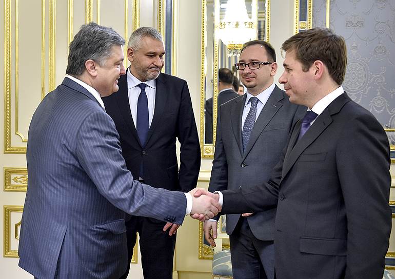 Слева направо: президент Украины Петр Порошенко, адвокаты Марк Фейгин, Николай Полозов и Илья Новиков