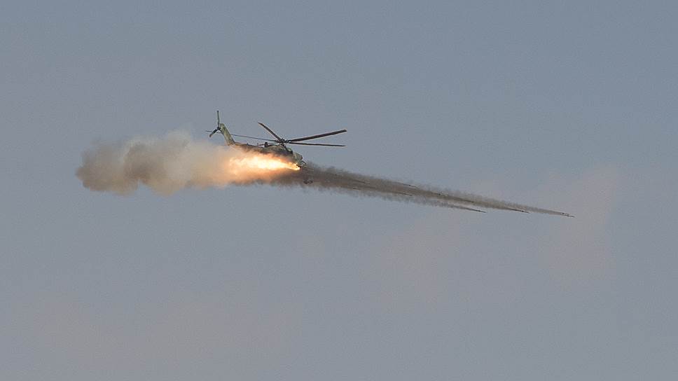 Ударный вертолет Ми-24П ВКС РФ производит огневую поддержку отрядов Сирийской арабской армии (САА) в окрестностях города Мхин