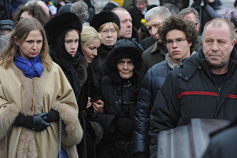 Мать Бориса Немцова Дина Немцова (в центре) и дочь Бориса Немцова Жанна Немцова (вторая слева)
