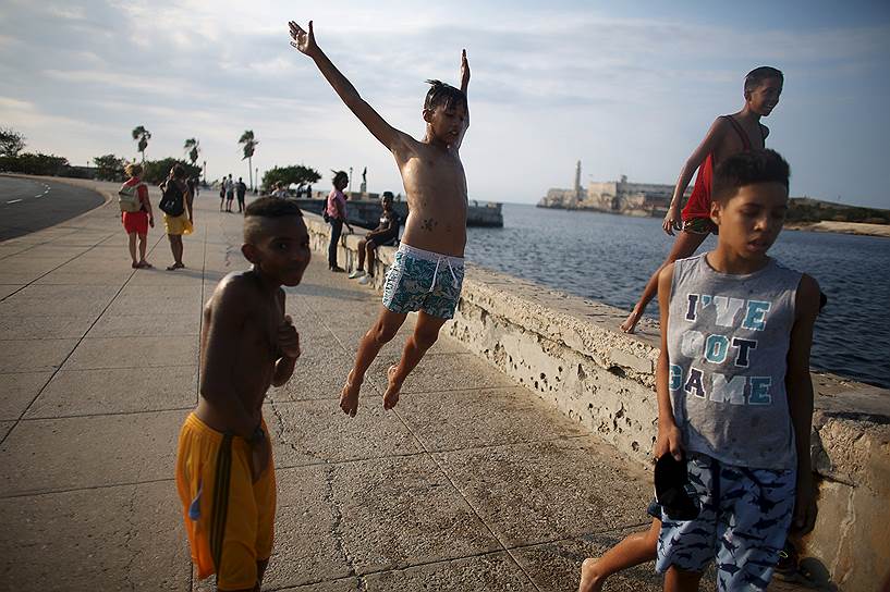 Гавана, Куба. Дети играют на набережной Малекон