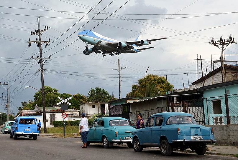 Гавана, Куба. Самолет президента США пролетает над жилыми кварталами, заходя на посадку