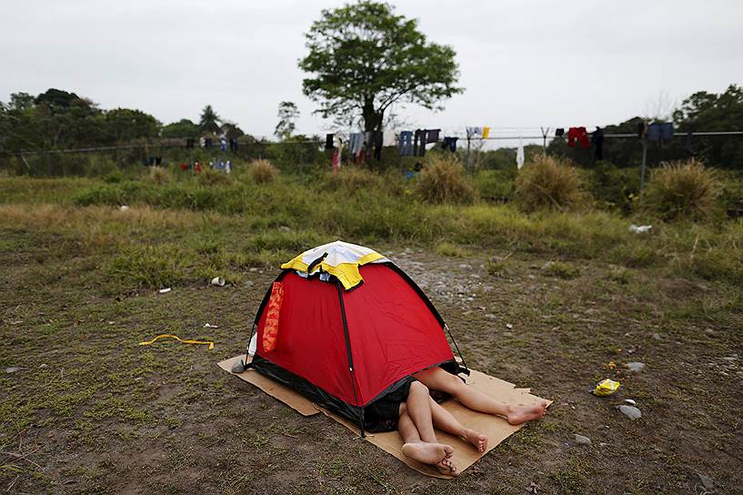 Пасо-Каноас, Панама. Кубинские мигранты отдыхают у границы с Коста-Рикой, откуда они надеются перебраться в США