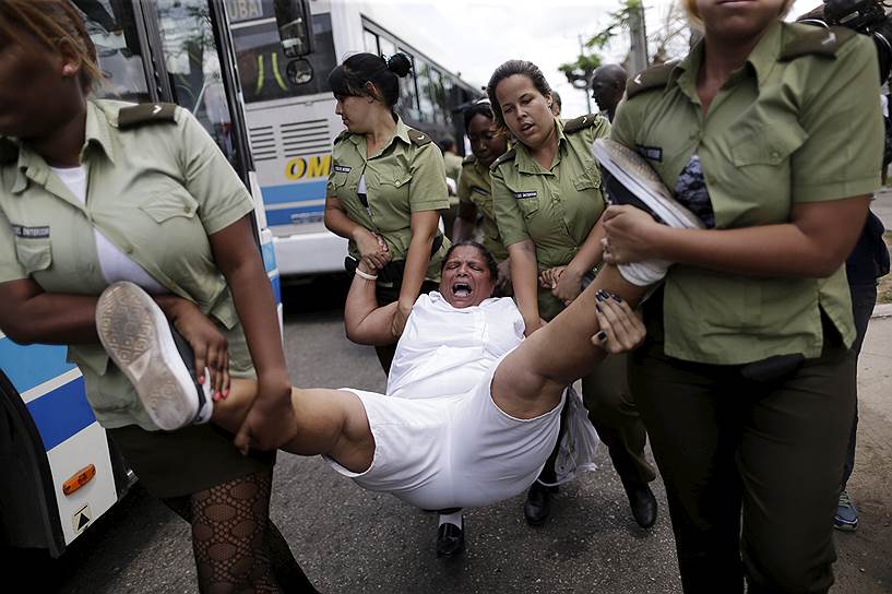 Гавана, Куба. Задержание активистки диссидентской группы «Женщины в белом» перед началом визита Барака Обамы
