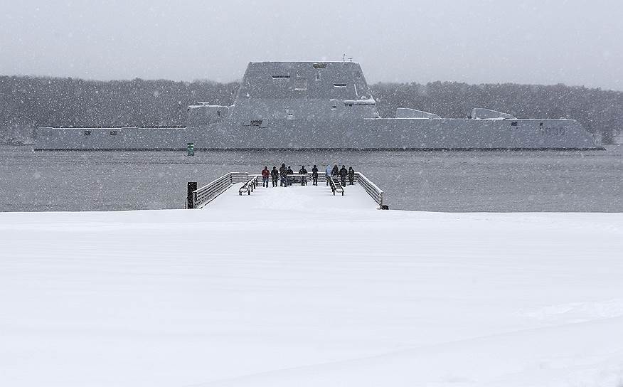Бат, США. Новый эскадренный миноносец USS Zumwalt выходит в открытое море во время последних испытаний
