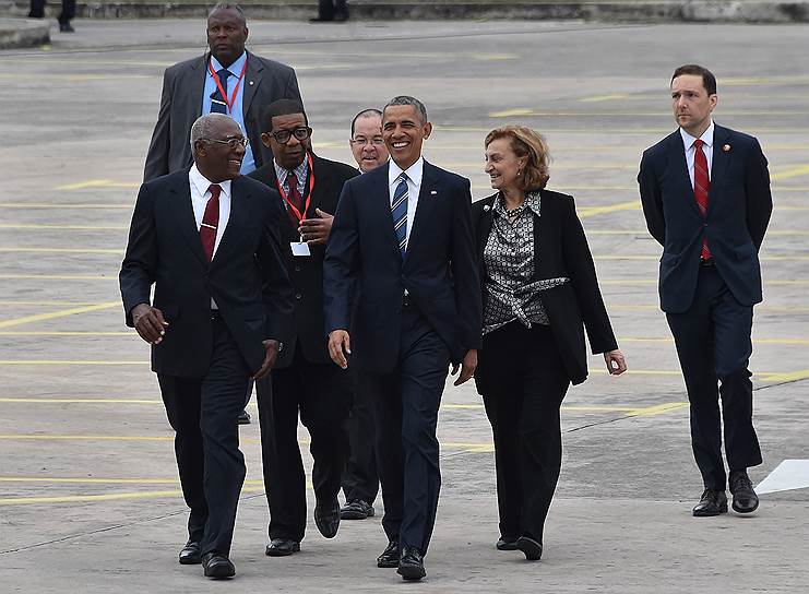 Президент США Барак Обама (в центре)