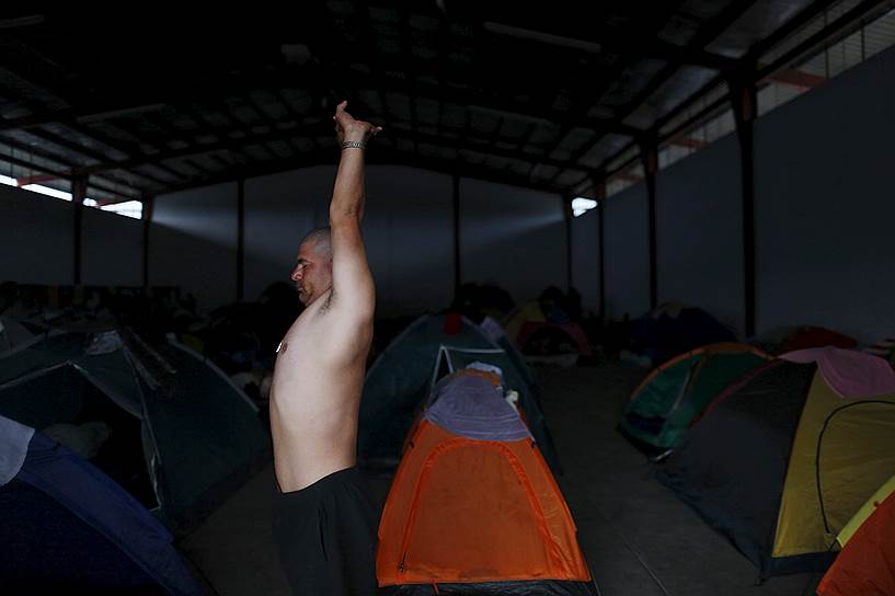 Пасо-Каноас, Панама. Кубинский мигрант во временном лагере у границы с Коста-Рикой