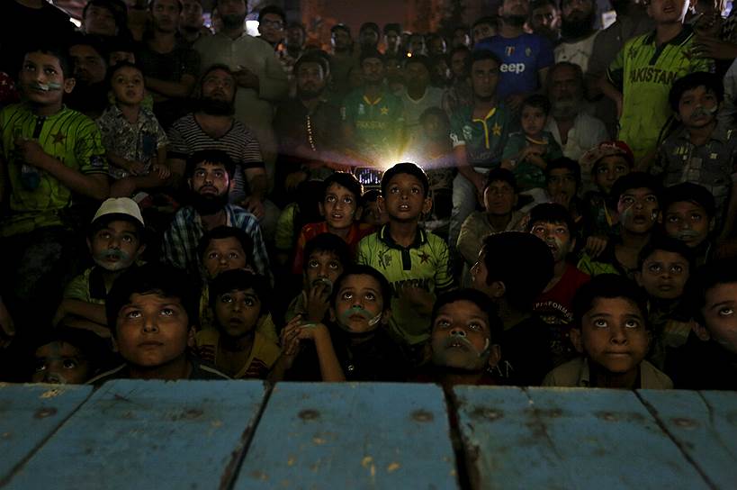 Карачи, Пакистан. Юные болельщики смотрят крикетный матч между сборными Индии и Пакистана