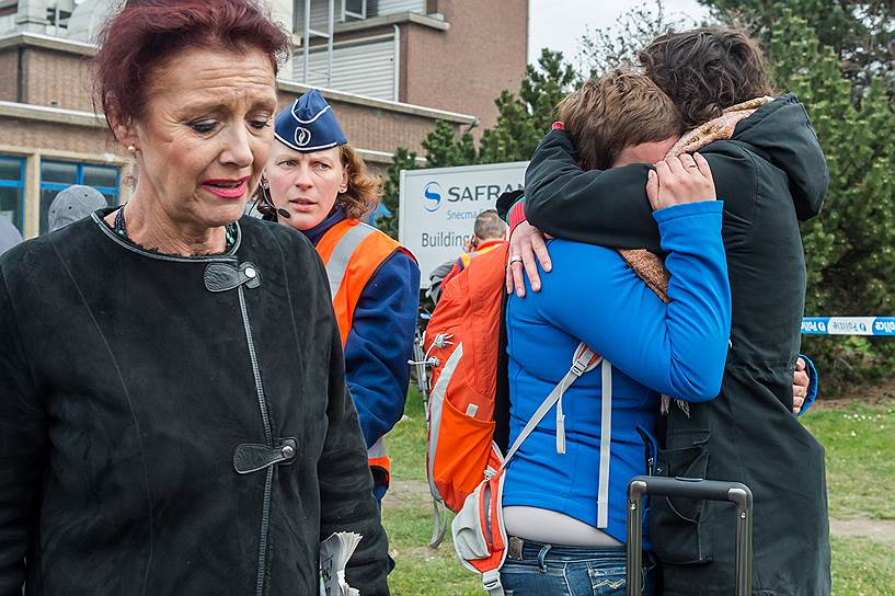 Люди скорбят по погибшим в результате теракта в Брюсселе