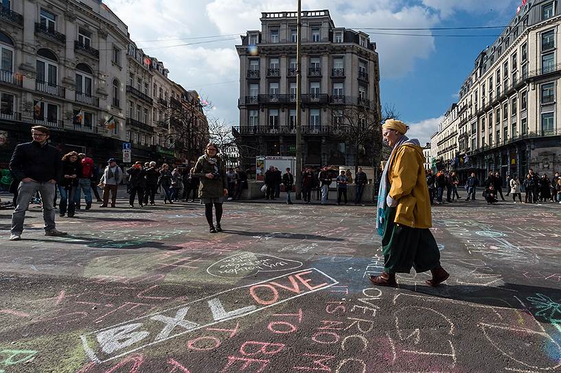Брюссель, Бельгия. Надписи, оставленные на одной из центральных площадей города после серии терактов в аэропорту и метро