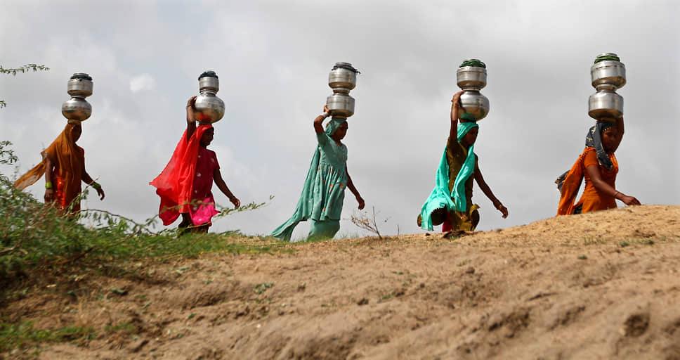 Женщины со всего мира тратят 200 млн часов каждый день на сбор воды, часто сталкиваясь с выбором — обезвоживание или смертельно опасные болезни